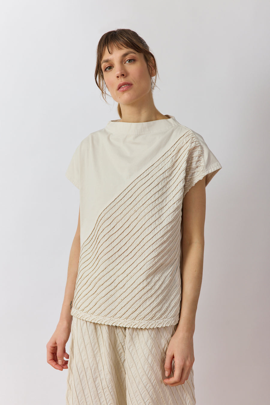 HINODE FUNNEL NECK TEE